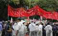 日本战败日：反天皇制团体与右翼在靖国神社前对骂