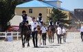 别人家体育课！内蒙古超2000名中小学生学马术