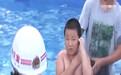 小胖墩游泳被卡栏杆 被救后一脸无辜：游泳就是要减肥