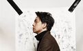 潘粤明：人到中年抄《心经》，手持毛笔听摇滚
