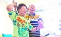 “网红奶奶”带着老伴玩直播