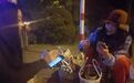 路遇八旬老人受冻卖菜筐，她掏光腰包全买下