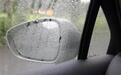下雨天后视镜模糊看不清？老司机教你一招轻松搞定，不再用抹布擦