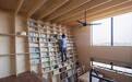 日本建筑师Shinsuke Fujii设计了一座围绕书架的住宅