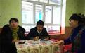新疆霍城县：工作队为困难居民送去慰问品