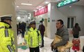 平度母子吃火锅煤烟中毒，警车开路送医抢救