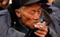 80岁还一直在吸烟喝酒，身体不是挺好的吗？别又拿癌症忽悠我