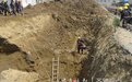 东营工地工人装塔吊土方坍塌3人被困,消防紧急救援