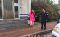 夫妻俩高速路上吵架，妻子怒气之下冒雨暴走高速