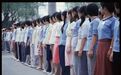 80年代，女学生的裙子长度刚刚好
