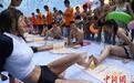 重庆民众水中进行掰脚趾大赛战高温