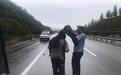 快递小哥遭遇翻车事故 交警举衣遮雨照热传(组图)