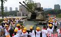 重庆儿童走进国防动员训练基地参观高射炮、坦克等武器装备