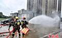 安徽合肥消防员们的雨中操法大比拼