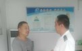 济南老人雨中乘车坐过站，公交车队工作人员送其回家
