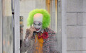 《小丑》全新片场照流出 杰昆给谁打电话引网友热议