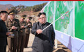 金正恩视察旅游区工地 蹲下用纸杯试喝温泉水