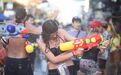 曼谷泼水节“缩水”留遗憾？不妨试试鸡笼蒸桑拿、铁板烧自己