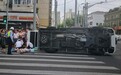 凯迪拉克撞翻120救护车，车上一名女性病患家属不治身亡