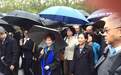 洪秀柱冒雨拜谒中山陵，民众高喊“两岸一家亲”(附祭文)