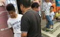两少年涉嫌盗窃被绑示众 胸前挂牌写“偷车贼”
