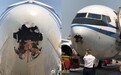空中惊魂！一国航赴港客机遭鸟击，雷达罩破洞达1米