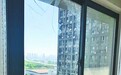 高楼窗户玻璃碎裂砸坏楼下4辆车 业主物业各执一词