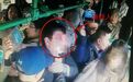 美女挤公交遭眼镜男猥亵，一猛男突然出手将其制服，随后…