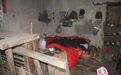 洪水后老屋成危房 78岁老人到儿子家求助被打发住羊圈