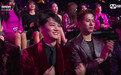 王嘉尔看女团演出反应亮了 网友：没有感情的鼓掌机器