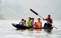 广西乡村“摆渡教师”：34载每天划船接送学生上下学