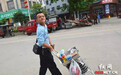湖南残疾男子自杀未遂 卖打火机成“网红”