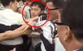 “港独”分子返港后遭殴打 衣服被扯破遭淋奶茶(图)