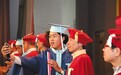 央美毕业生真会玩，学位服设计新花样