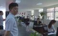 副市长暗访多次询问 女工作人员戴耳机听歌不理睬