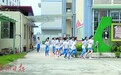 广州一小学建校3年无操场 学生在架空层上体育课(图)