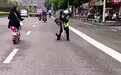 辅警扛残障老人过公路，获近百万网友点赞