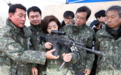 韩国在野党女党鞭慰问前线部队 穿军装持枪射击