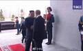 金正恩与普京举行首次会晤 两人微笑握手