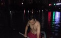四川：公交遇暴雨被困水中 男子独自划船救下一车人
