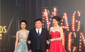 导演王晶现身红毯 坐拥两大美女红光满面