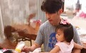咘咘和Bo妞抢喝奶 修杰楷“一打二”画面超有爱(图)