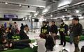 中国旅客滞留日本机场爆冲突 当事人：唱国歌是为齐心