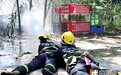 郑州一小区旁藏近百个液化气罐 疑似放炮引发爆炸现形