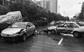 雨天超速驾驶惹祸 教练车被撞旋转180度