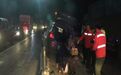 疑是对面大灯晃了眼 济南一路口又见车撞护栏、侧翻