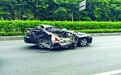 老人驾车“飞越”隔离带 对面小车被撞变“敞篷”(图)