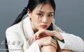 23岁女歌手唱到一半突冲下台，下一秒让人震惊：竟然对嘴亲吻粉丝