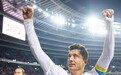 波兰第9次进世界杯！33岁世界足球先生振臂庆祝 蓝黄色袖标抢眼