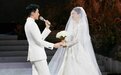 欠了21年的婚礼，张智霖告白袁咏仪，二人当众深情拥抱接吻